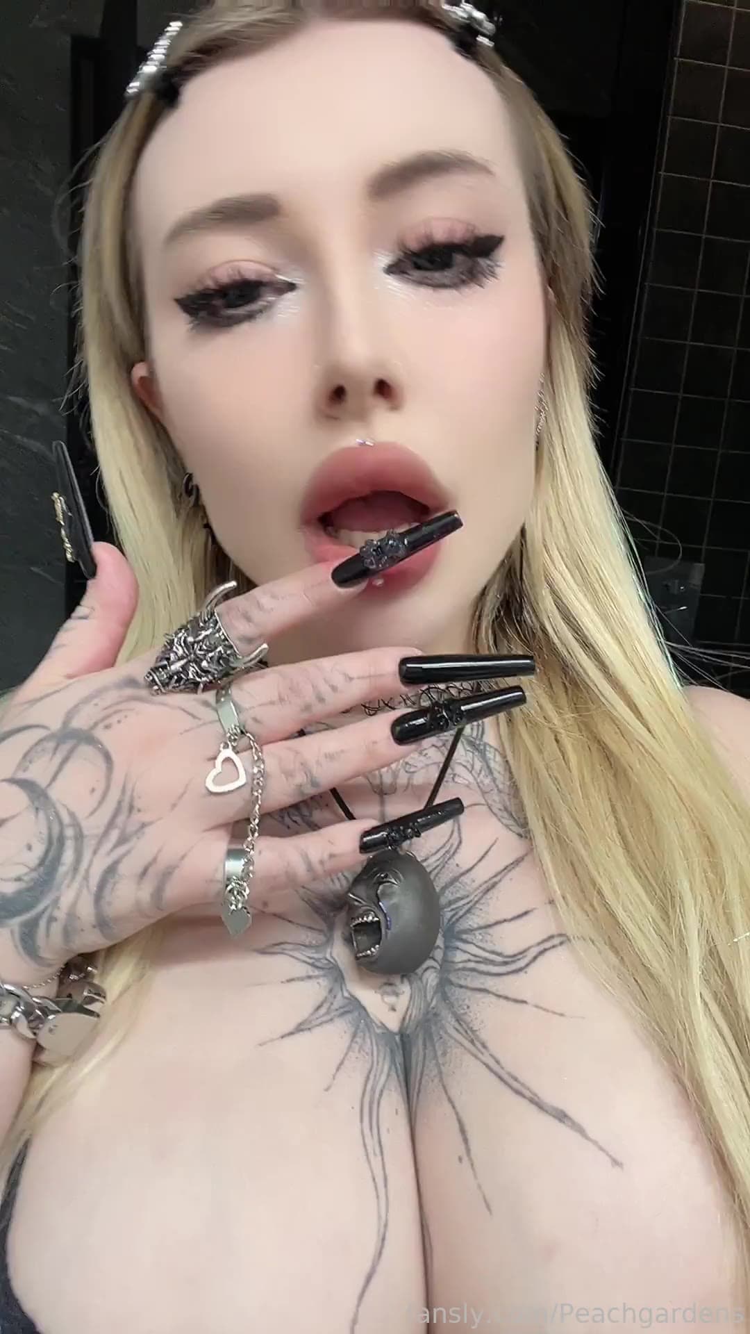 PeachBitch | Crhysiluna | Peachgardens